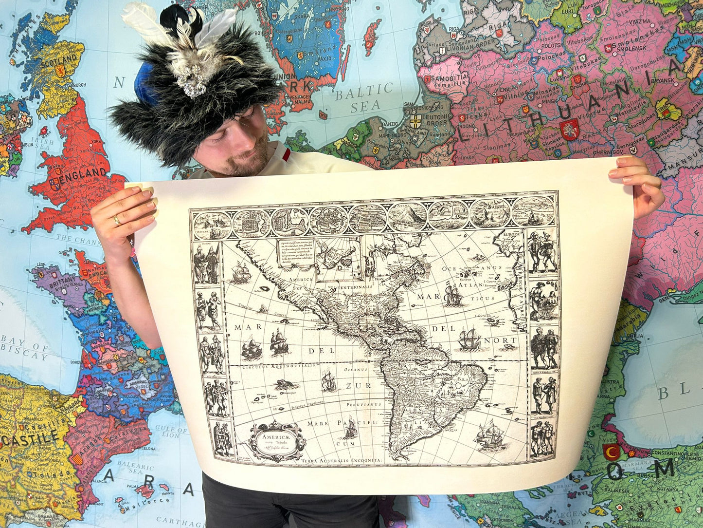 Affiche carte des Amériques de 1630 - Americae Nova Tabula avec villes clés et costumes culturels